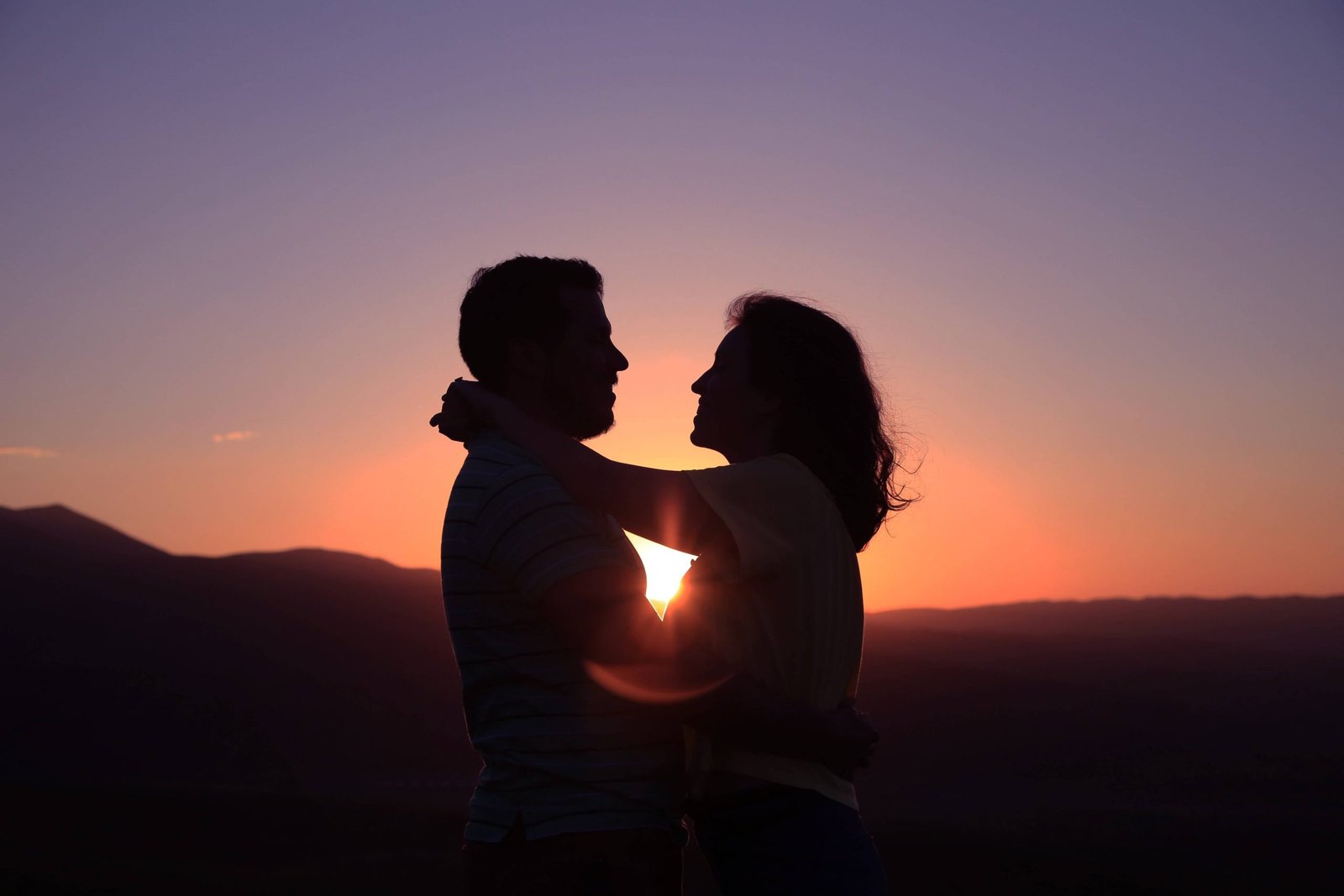 relationship-couple-in-sunset
